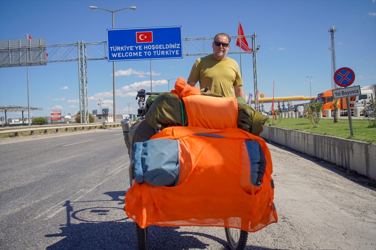 Dünyayı adım adım dolaşan İngiliz gezgin Karl Bushby, 26 yıl önce Şili’den başladığı yolculuğunda...