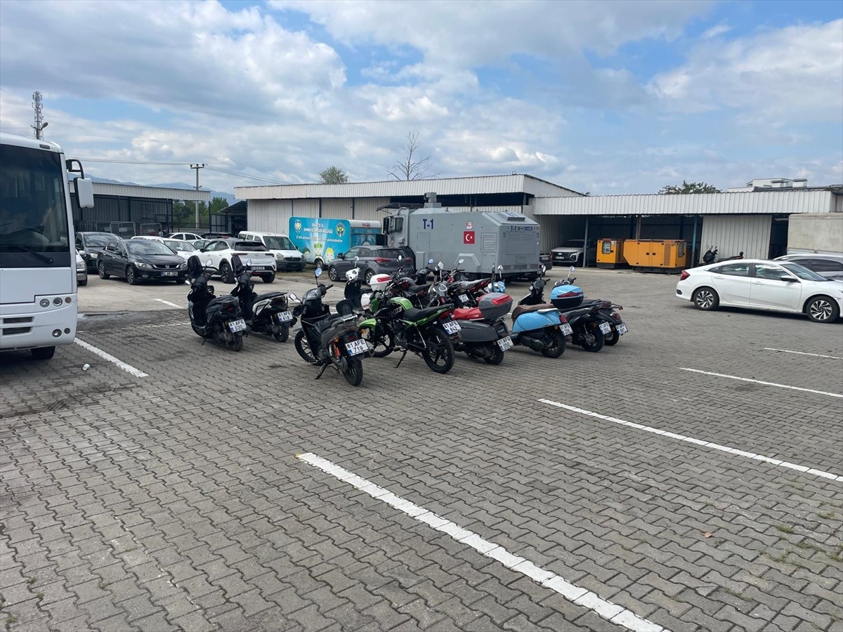 Düzce'de satışa sunulan motosikletlerin üzerinde gayriresmi tadilat yapılarak motor hacimlerinin...