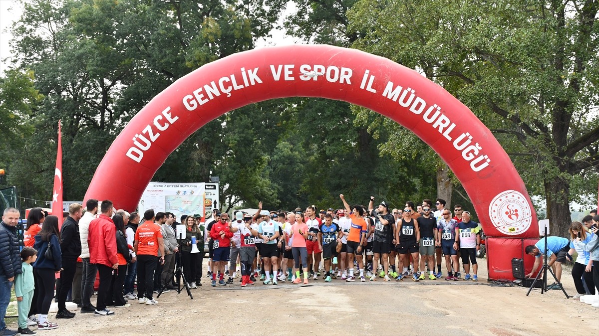 Düzce'nin Gölyaka ilçesinde yaklaşık 25 şehirden 100'ü aşkın sporcunun katılımıyla Efteni Duatlonu...