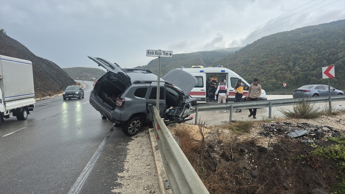 Düzce'nin Yığılca ilçesinde ciple hafif ticari aracın çarpışması sonucu 3 kişi...