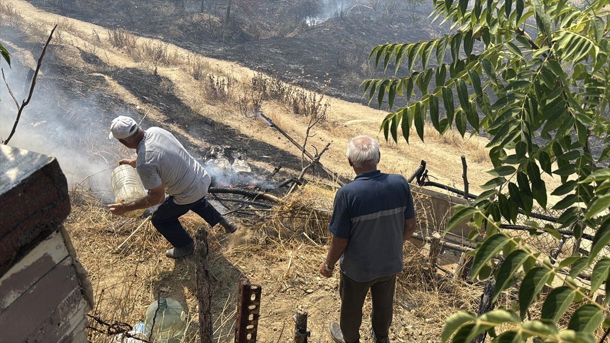 Edirne'de otluk alanda çıkan yangın, yerleşim yerine sıçramadan itfaiye ekiplerince...