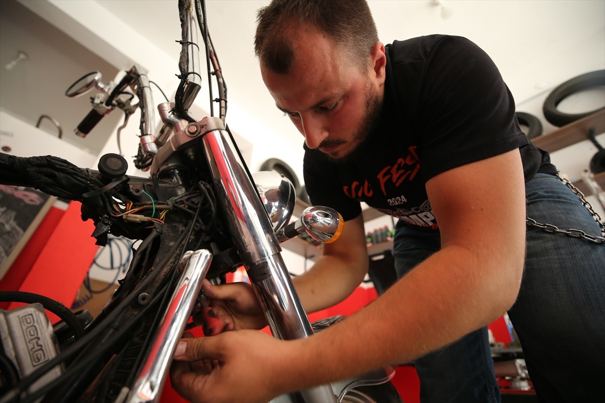 Edirne’de yaşayan 28 yaşındaki Deniz Kırkaya, yıllarca tamirci bulamadığı motosikletini kendi...