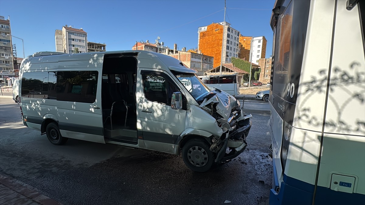 Elazığ'da meydana gelen trafik kazasında, 8 kişi yaralandı.