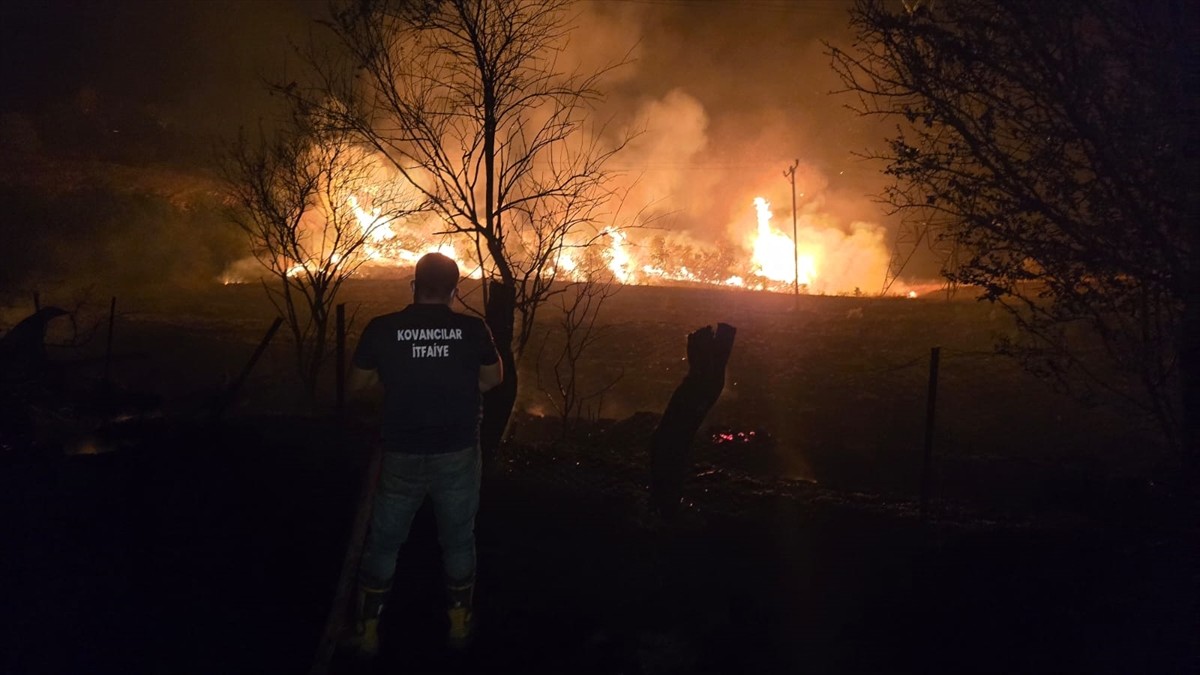 Elazığ'ın Kovancılar ilçesi kırsalında çıkan yangına ekiplerin müdahalesi sürüyor.