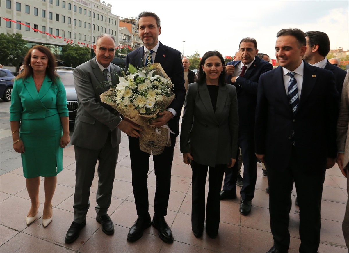 Enerji ve Tabii Kaynaklar Bakanı Alparslan Bayraktar (ortada), Manisa Valiliği'ni ziyaret etti.