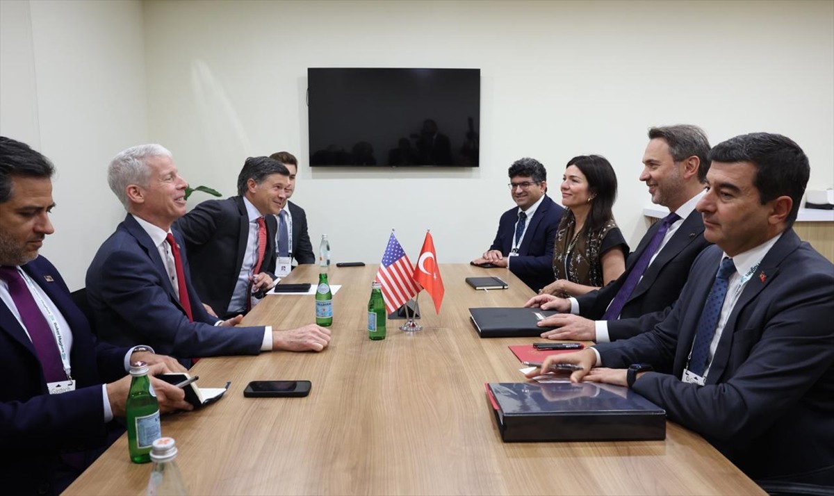 Enerji ve Tabii Kaynaklar Bakanı Alparslan Bayraktar (sağ 2), İtalya'nın Milano kentinde...