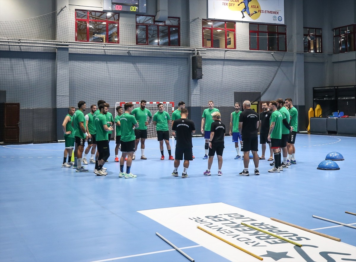 Erkekler hentbolda Süper Kupa'yı kazandıktan sonra lige de 2 galibiyetle başlayan Nilüfer...