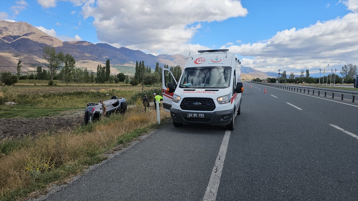 Erzincan'da takla atan otomobilde sıkışan 2 kişi, sağlık ve polis ekiplerince kurtarıldı.