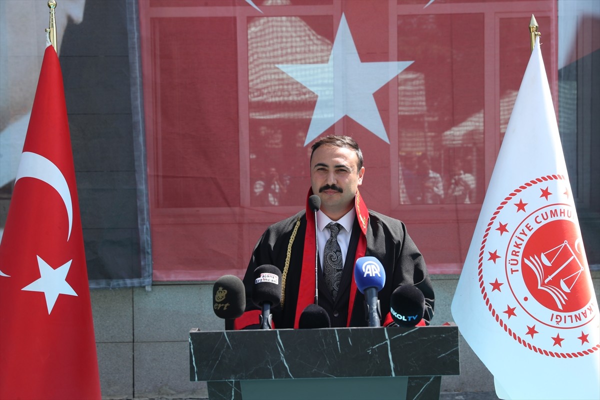 Erzincan Cumhuriyet Başsavcısı Mustafa Değerli, Erzincan Adliye Sarayı bahçesinde düzenlenen Adli...