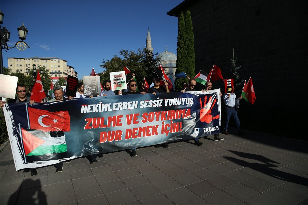 Erzurum'da hekimler ve sağlık çalışanları, İsrail'in Gazze'ye yönelik saldırılarını protesto etmek...