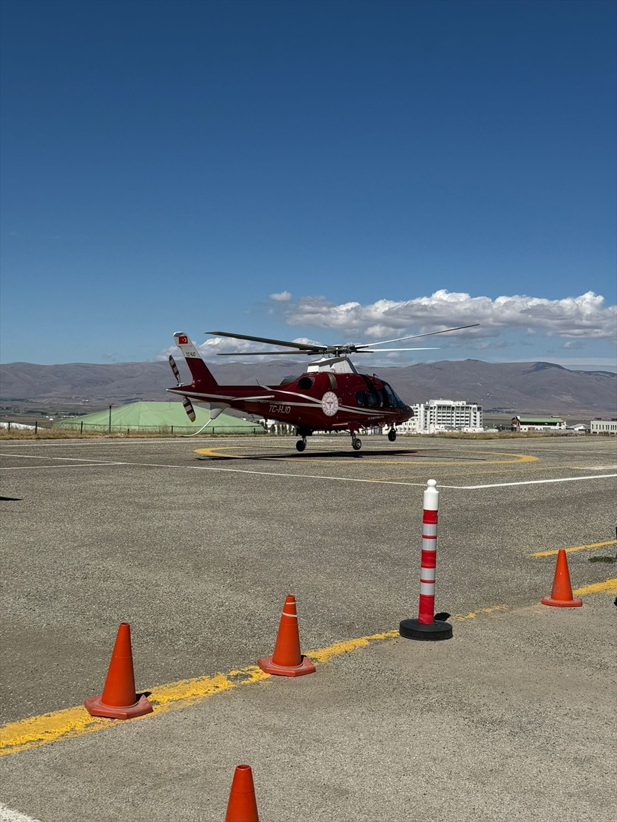 Erzurum'un Tekman ilçesinde kalp krizi geçiren 75 yaşındaki hasta, ambulans helikopterle hastaneye...