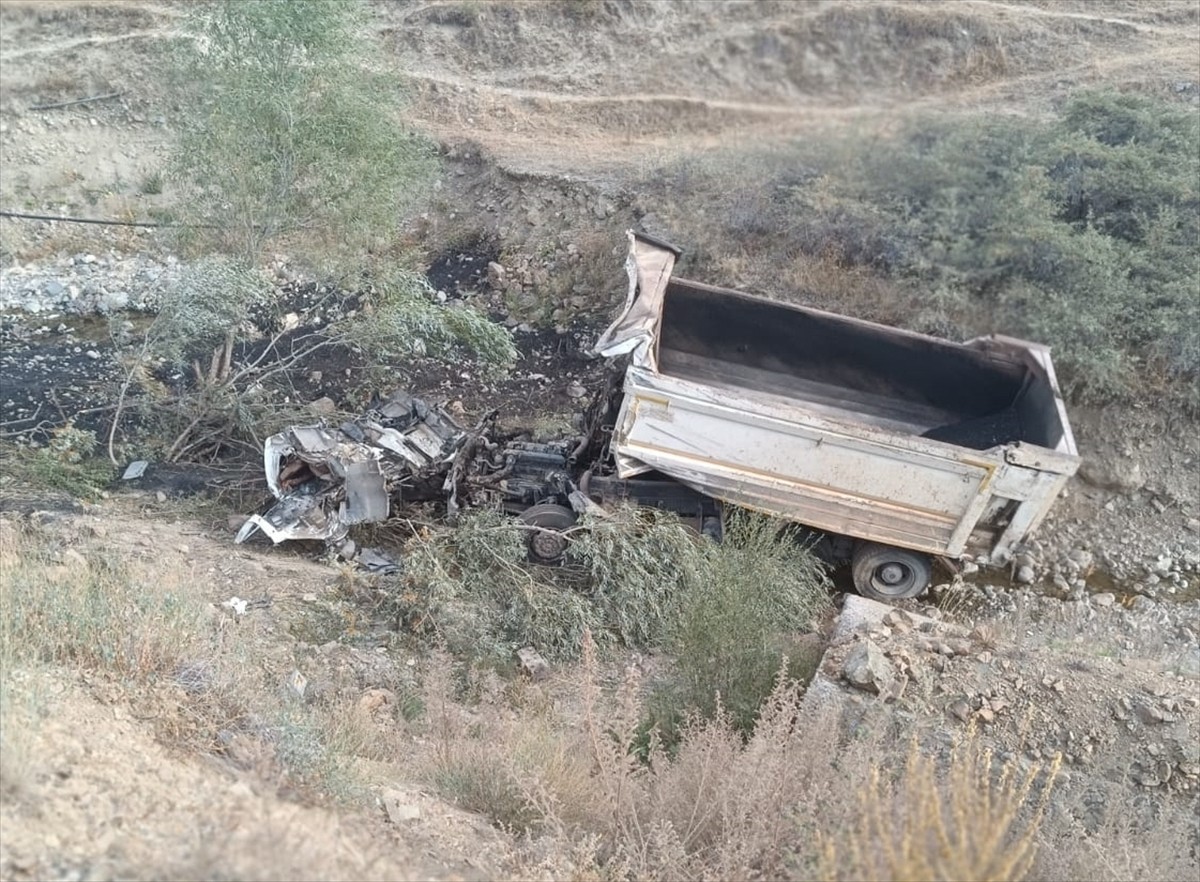  Erzurum'un Tortum ilçesinde şarampole devrilen kamyonun sürücüsü ağır yaralandı.