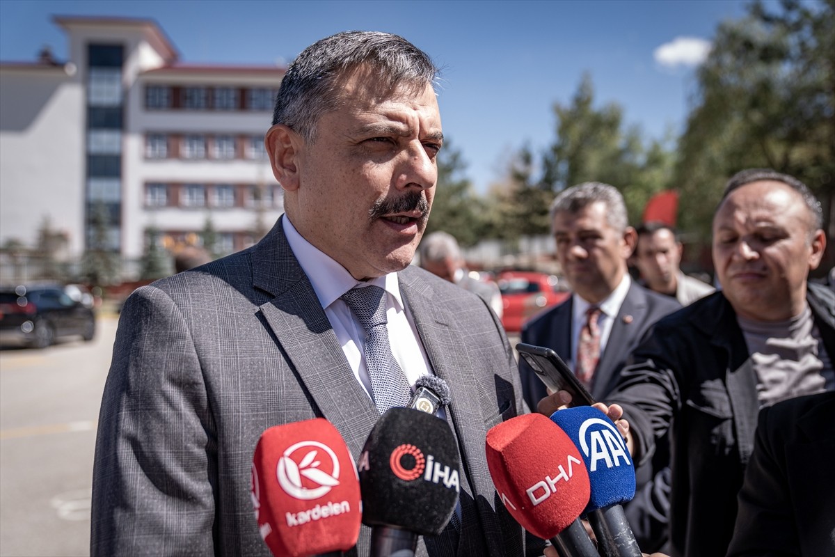 Erzurum Valisi Mustafa Çiftçi, gazetecilere, Pasinler ilçesinde toprak evin damının çökmesiyle...