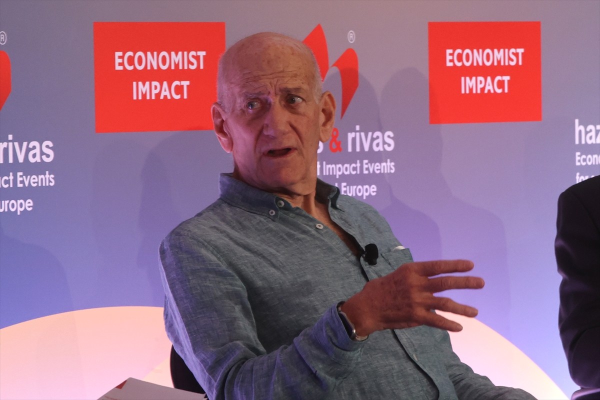 Eski İsrail Başbakanı Ehud Olmert (solda) ve eski Yunanistan Dışişleri Bakanı ve eski AB...