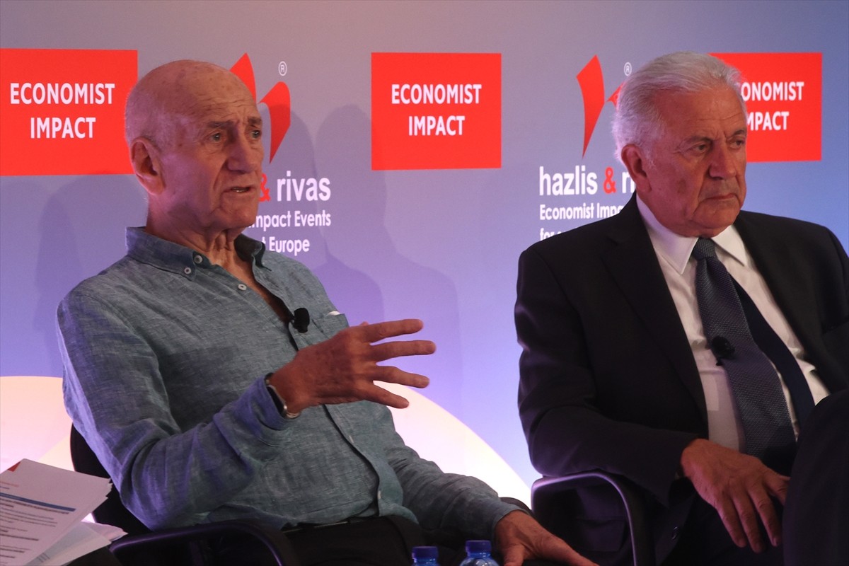 Eski İsrail Başbakanı Ehud Olmert (solda) ve eski Yunanistan Dışişleri Bakanı ve eski AB...