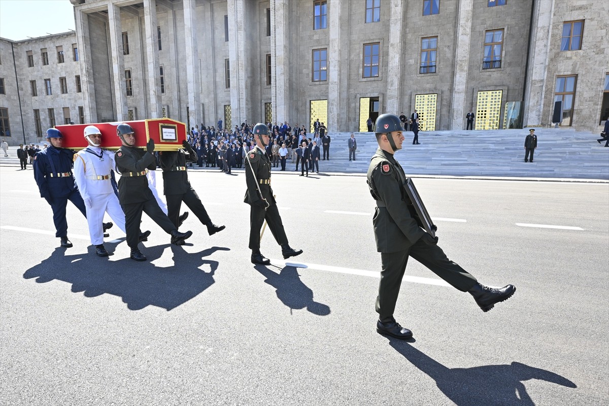 Eski TBMM Başkanı Cahit Karakaş için Meclis'te cenaze töreni düzenlendi.