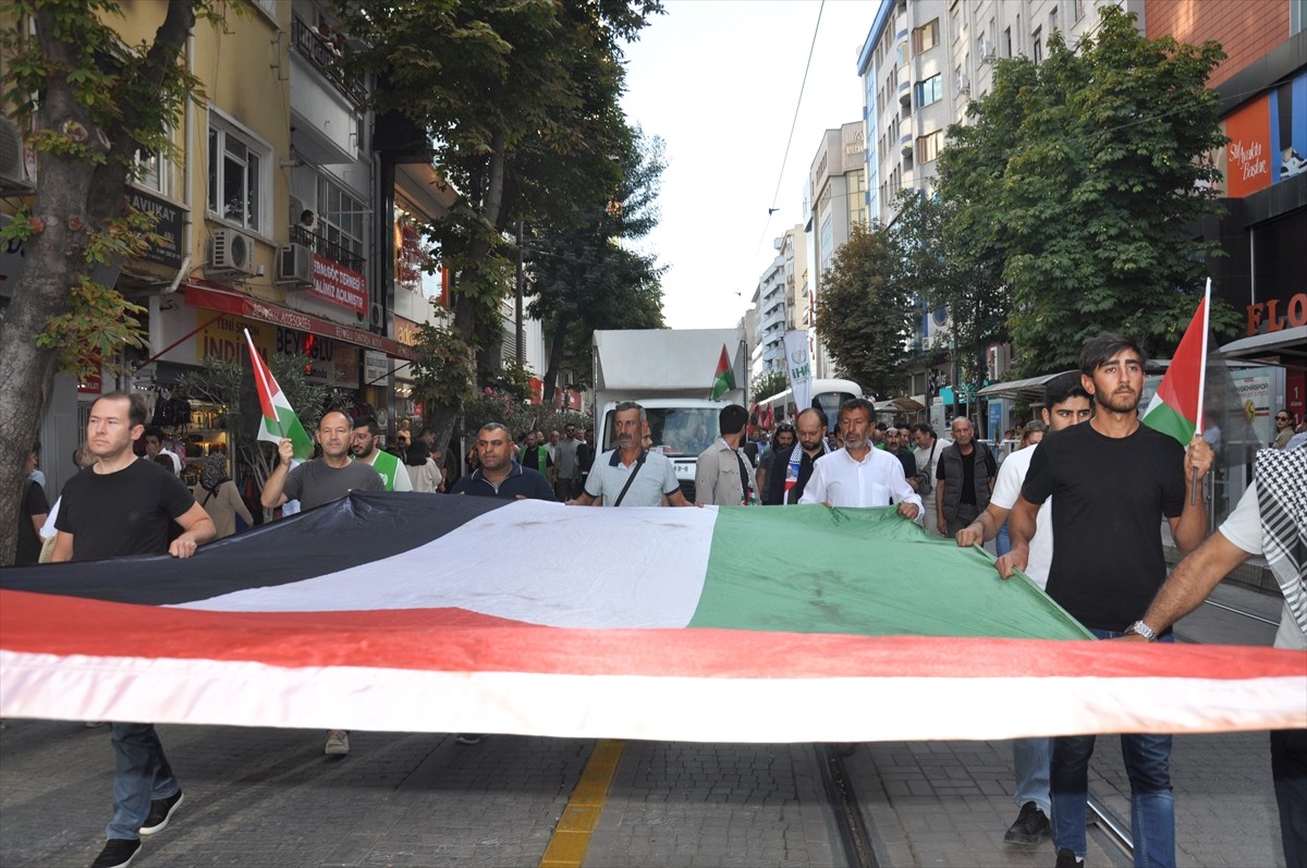 Eskişehir'de, Filistin ve Küresel Sumud Filosu'na destek yürüyüşü düzenlendi.