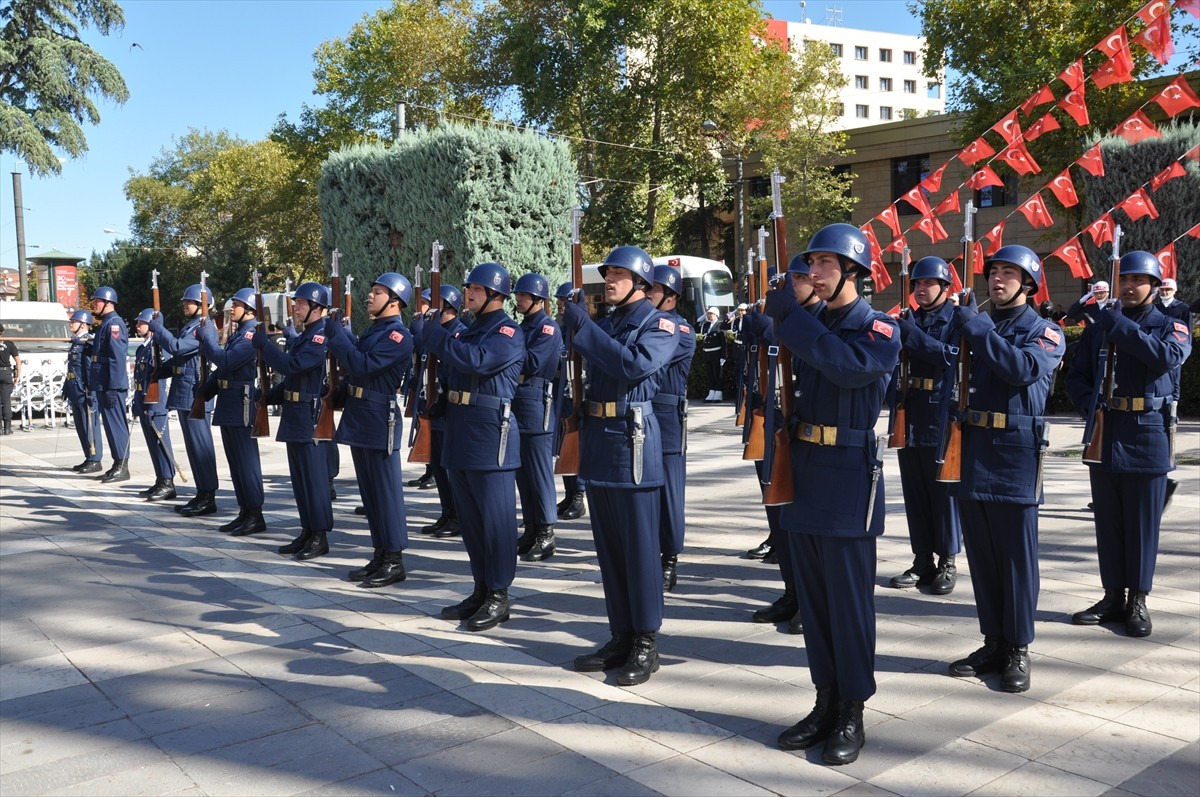Eskişehir'in düşman işgalinden kurtuluşunun 103. yıl dönümü dolayısıyla Vilayet Meydanı'nda tören...