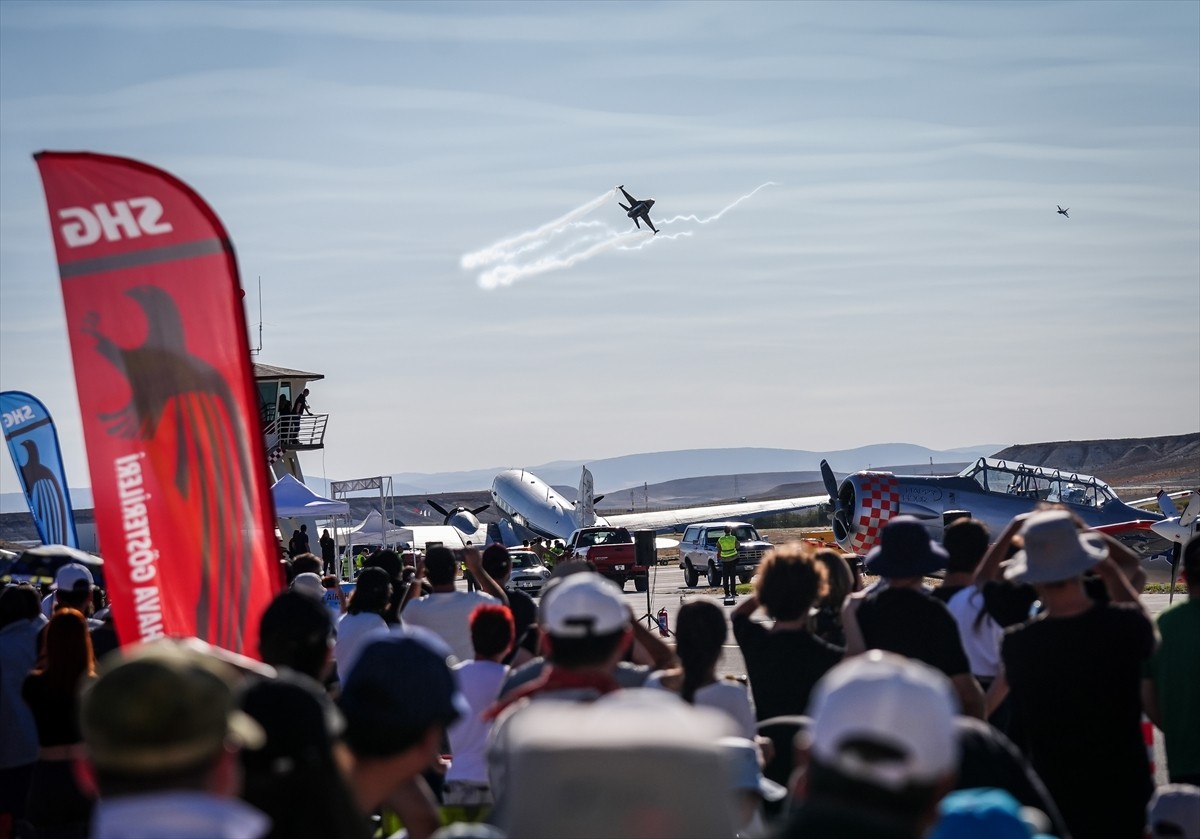 Eskişehir'in Sivrihisar ilçesinde bu yıl 10'uncusu düzenlenen "Sivrihisar Hava Gösterileri"nde...