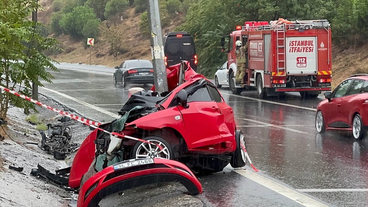 Eyüpsultan'da, kontrolden çıkarak aydınlatma direğine çarpan otomobilin sürücüsü hayatını...