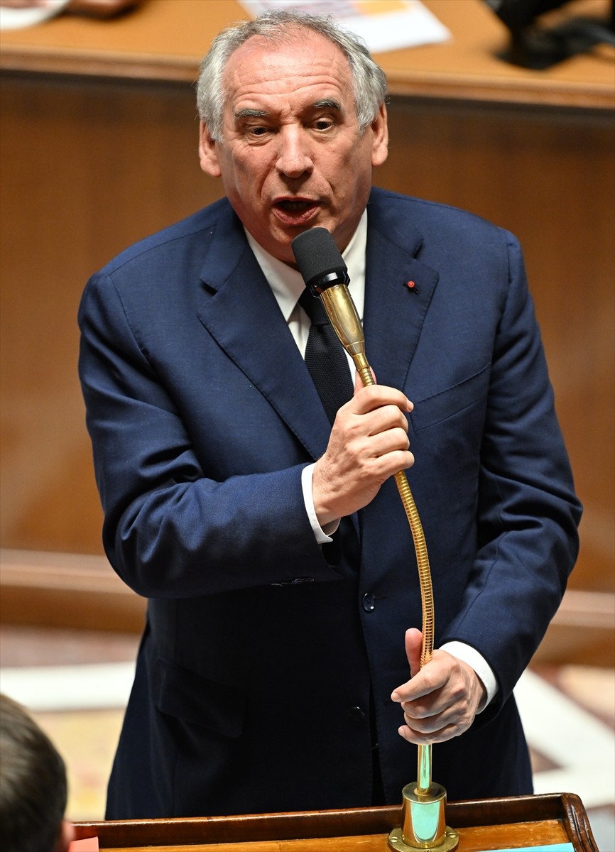 Fransa'daki mevcut merkez sağcı hükümet, bu akşamki zorlu güven oylamasını henüz atlatamamışken...