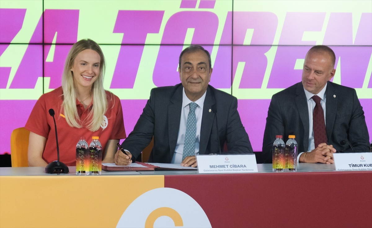 Galatasaray Daikin Kadın Voleybol Takımı'nın kadrosuna dahil olan yeni oyuncular için imza tören...