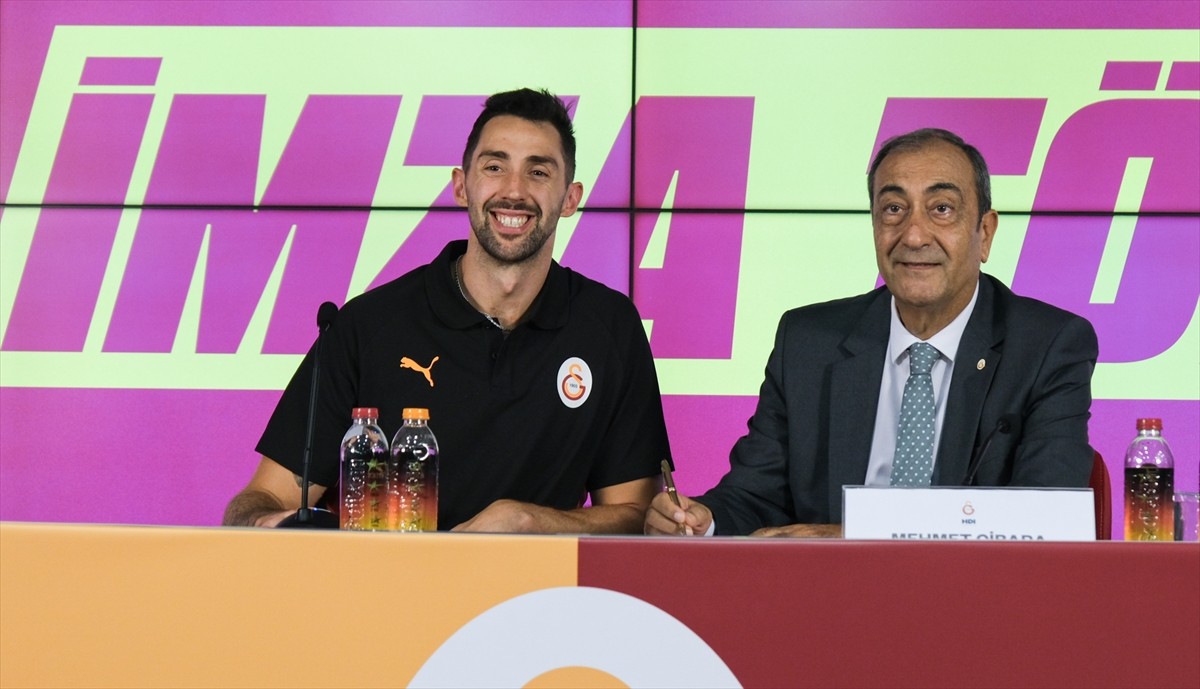 Galatasaray HDI Sigorta Erkek Voleybol Takımı'nın yeni transferleri için imza töreni...