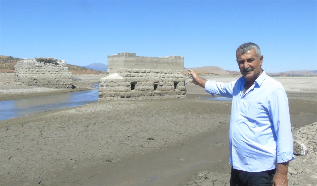 Gaziantep'in İslahiye ilçesindeki Tahtaköprü Barajı'nda su seviyesi düşünce Hicaz Demiryolu...