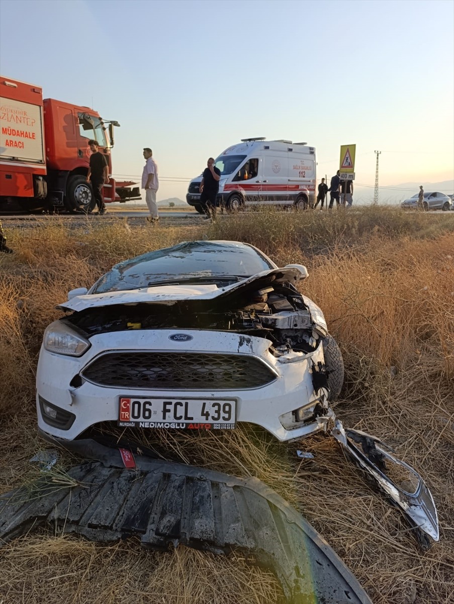  Gaziantep'in Nurdağı ilçesinde devrilen otomobildeki 4 kişi yaralandı.