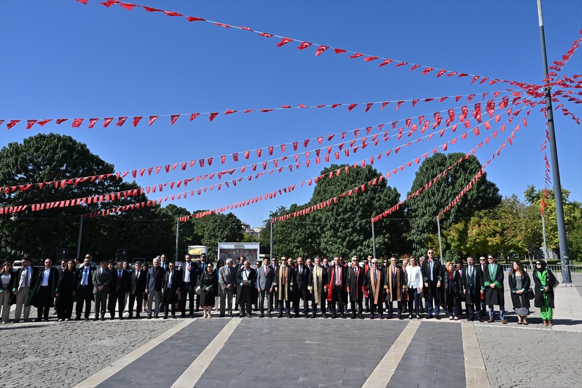 Gaziantep'te 2025-2026 Adli Yıl Açılışı dolayısıyla Atatürk Anıtı’na çelenk sunuldu. 15 Temmuz...