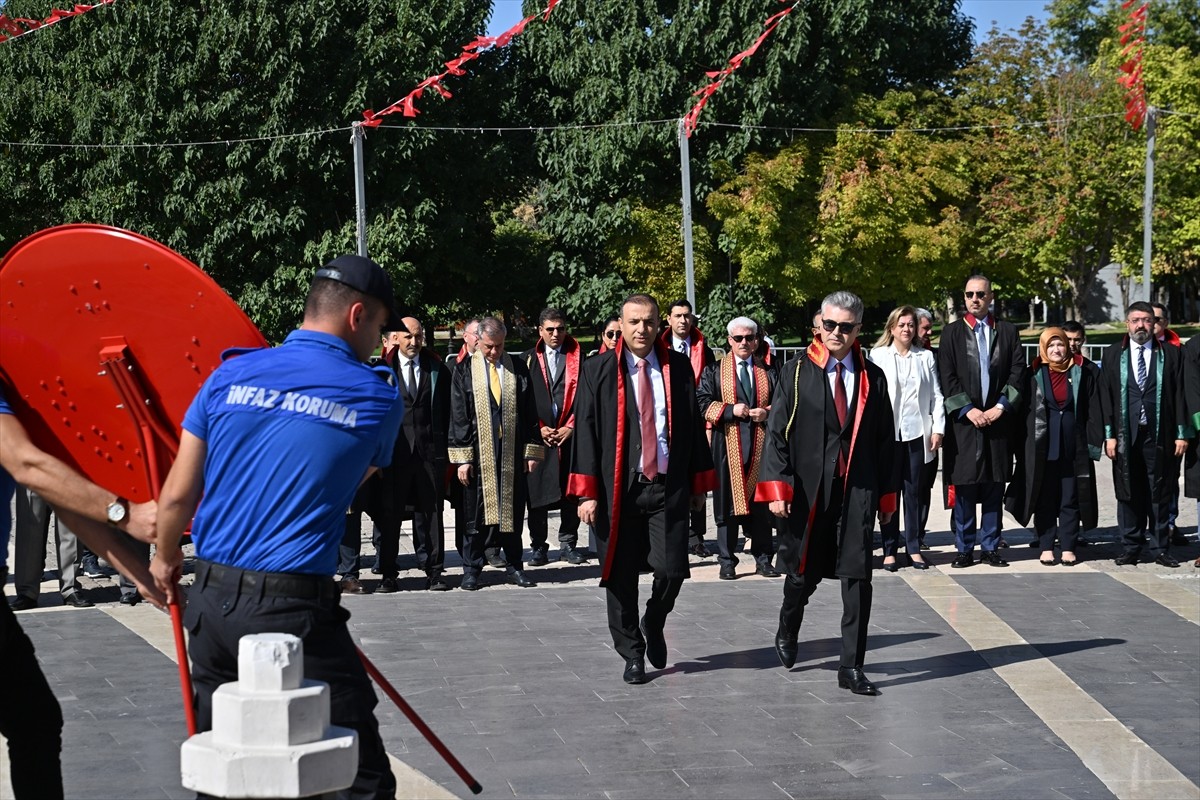 Gaziantep'te 2025-2026 Adli Yıl Açılışı dolayısıyla Atatürk Anıtı’na çelenk sunuldu. 15 Temmuz...