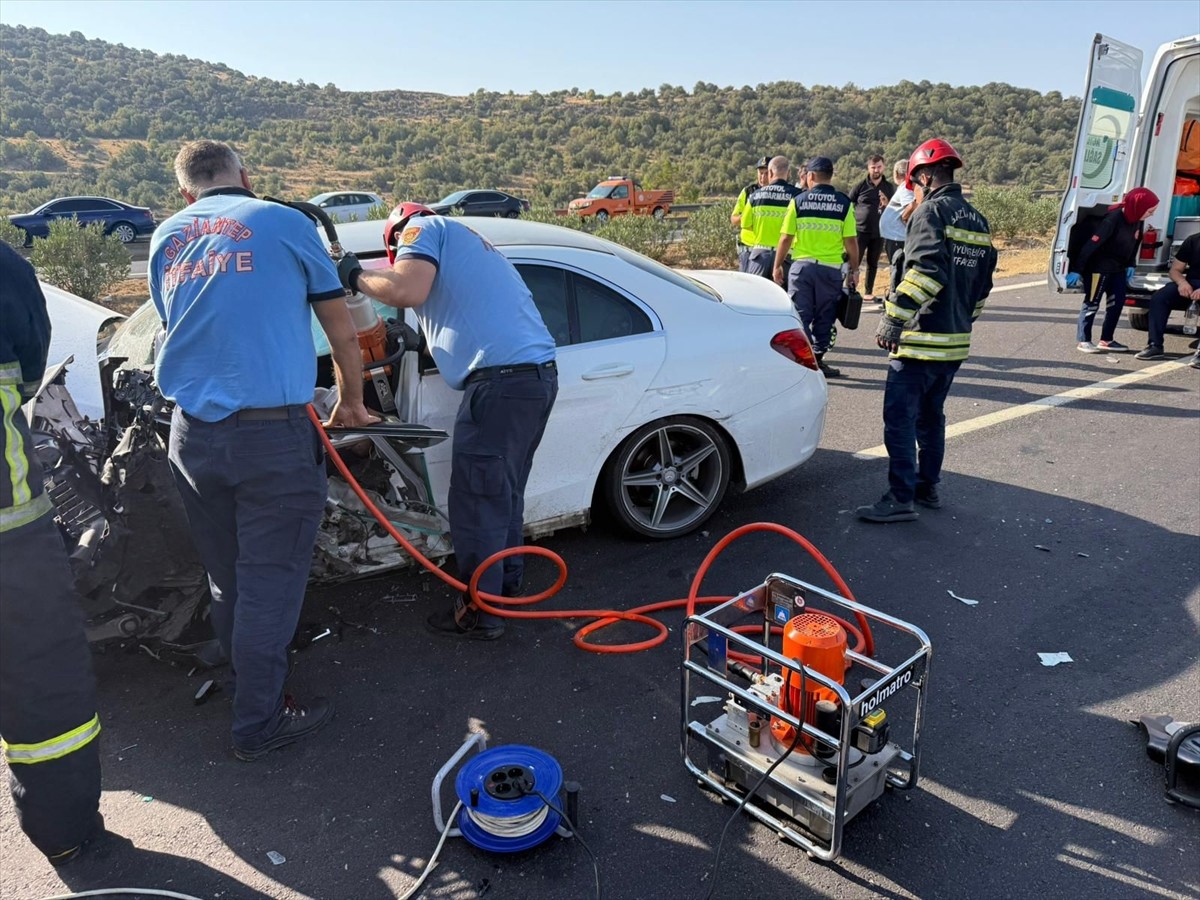  Gaziantep'te otomobil ile tırın çarpışması sonucu 1 kişi öldü, 2 kişi yaralandı.