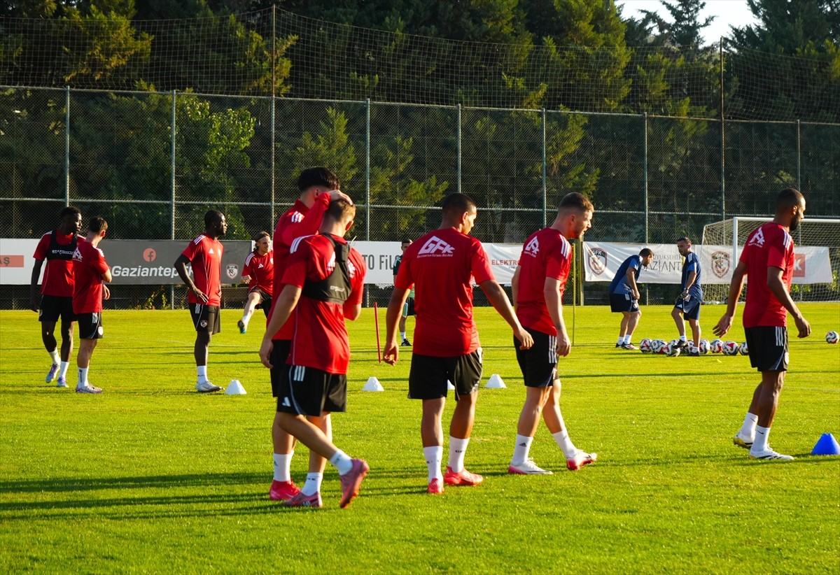 Gaziantep FK Teknik Direktörü Burak Yılmaz, kulüp tesislerinde gerçekleştirilen antrenman öncesi...