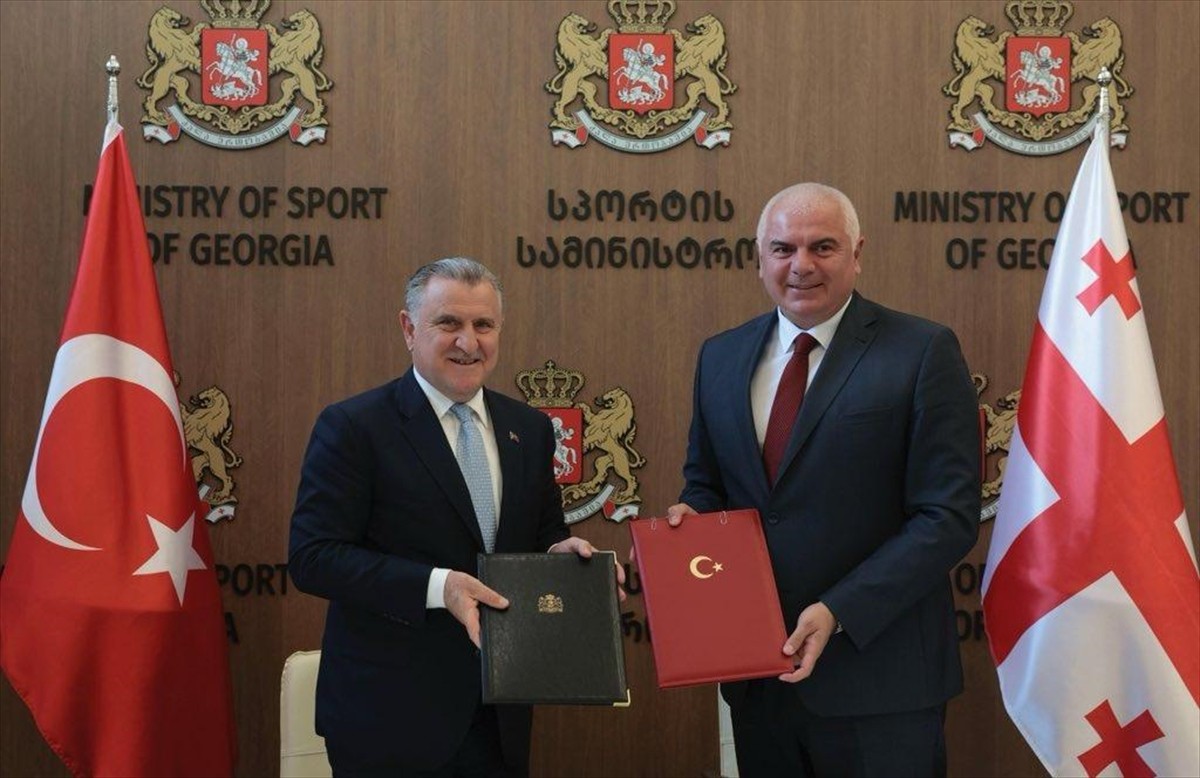 Gençlik ve Spor Bakanı Osman Aşkın Bak (solda), Gürcistan Spor Bakanı Shalva Gogoladze (sağda) ve...