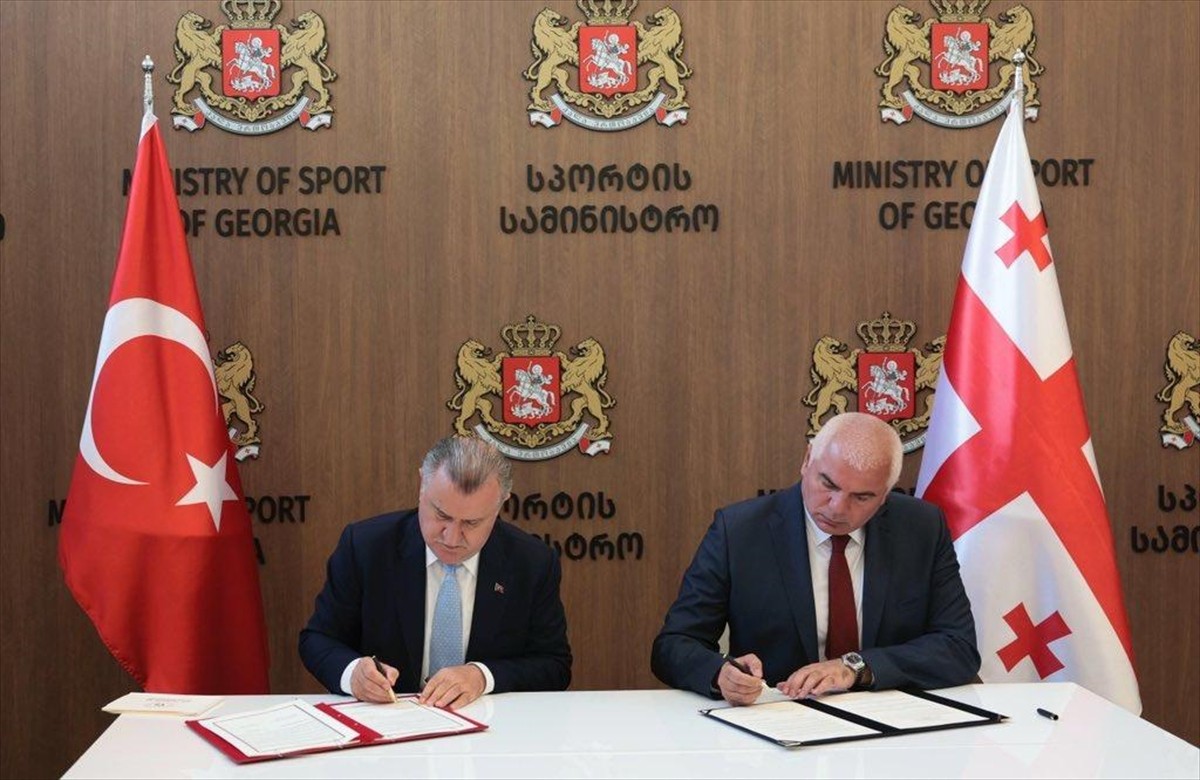 Gençlik ve Spor Bakanı Osman Aşkın Bak (solda), Gürcistan Spor Bakanı Shalva Gogoladze (sağda) ve...