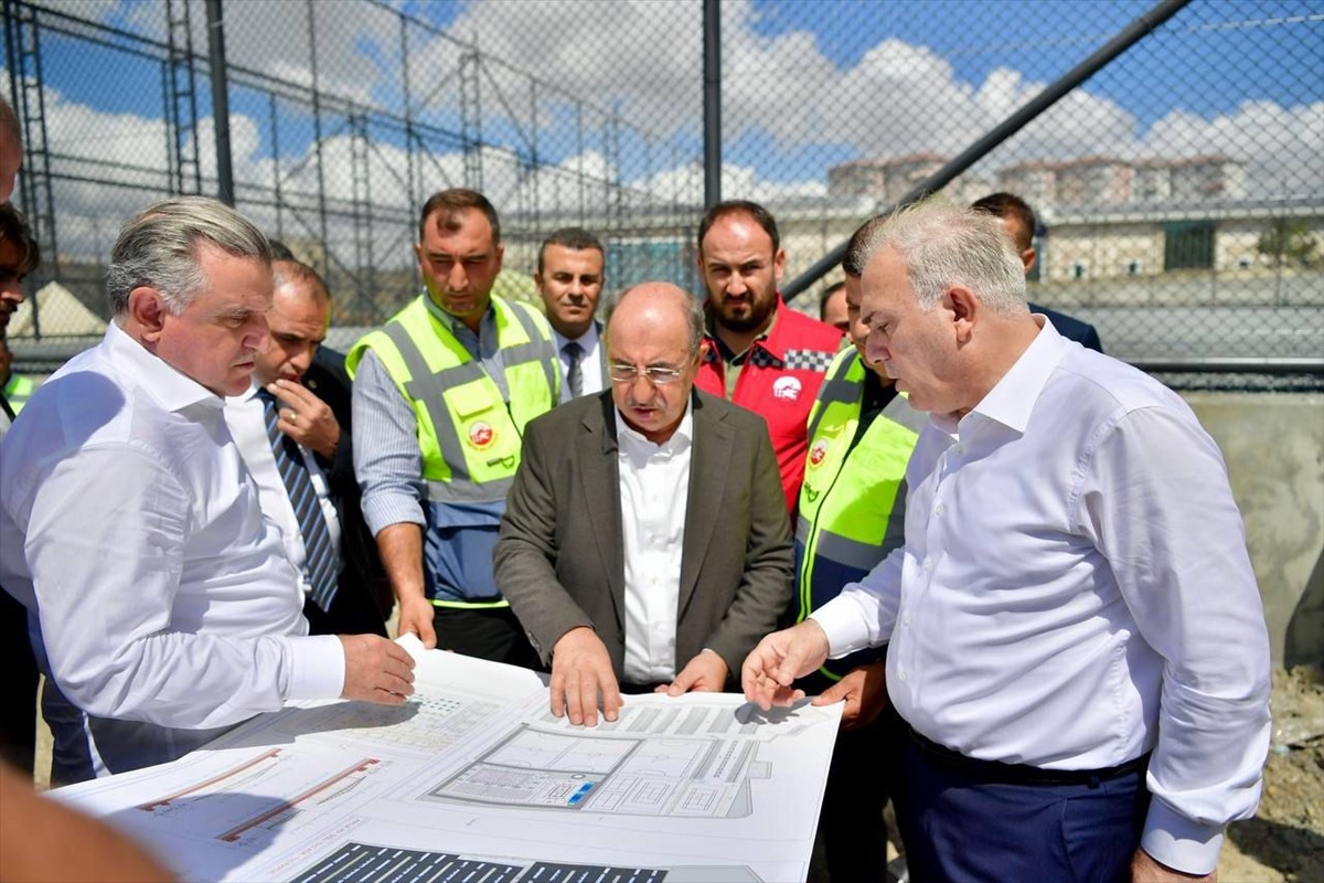 Gençlik ve Spor Bakanı Osman Aşkın Bak (solda) ile Fatih Belediye Başkanı Mehmet Ergün Turan...