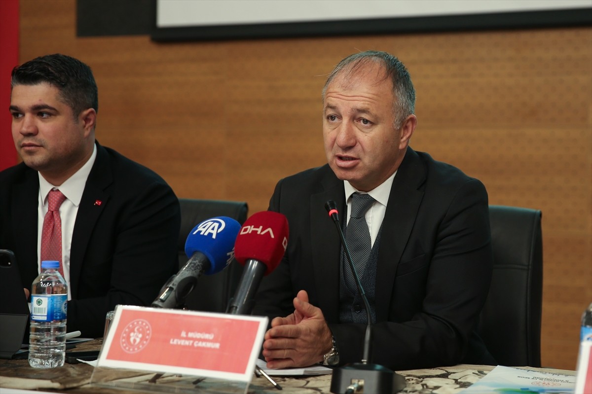 Gençlik ve Spor İl Müdürü Levent Çakmur, Erzurum'da yeni stadyumun yapılacağı yerde zemin etüt...