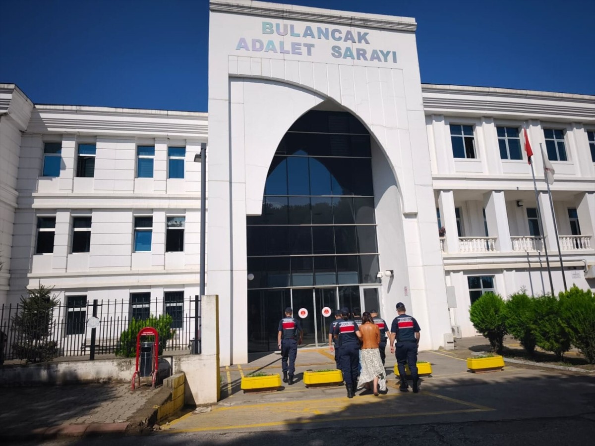 Giresun'un Bulancak ilçesinde fındık çaldıkları iddiasıyla yakalanan iki zanlı tutuklandı.