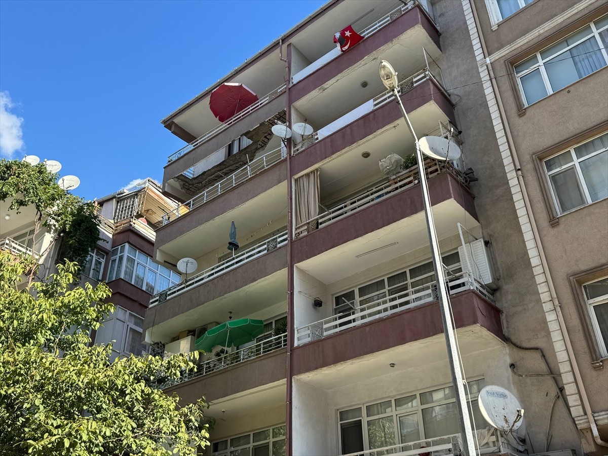 Güngören'de bir balkonun çöktüğü 5 katlı bina, tedbir amacıyla boşaltıldı. Polis ve zabıta...