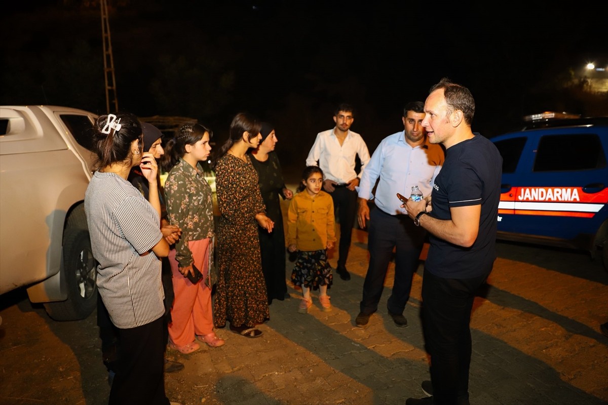 Hakkari'nin Şemdinli ilçesinde ormanlık alanda çıkan yangına müdahale ediliyor. Kaymakam Yunus...