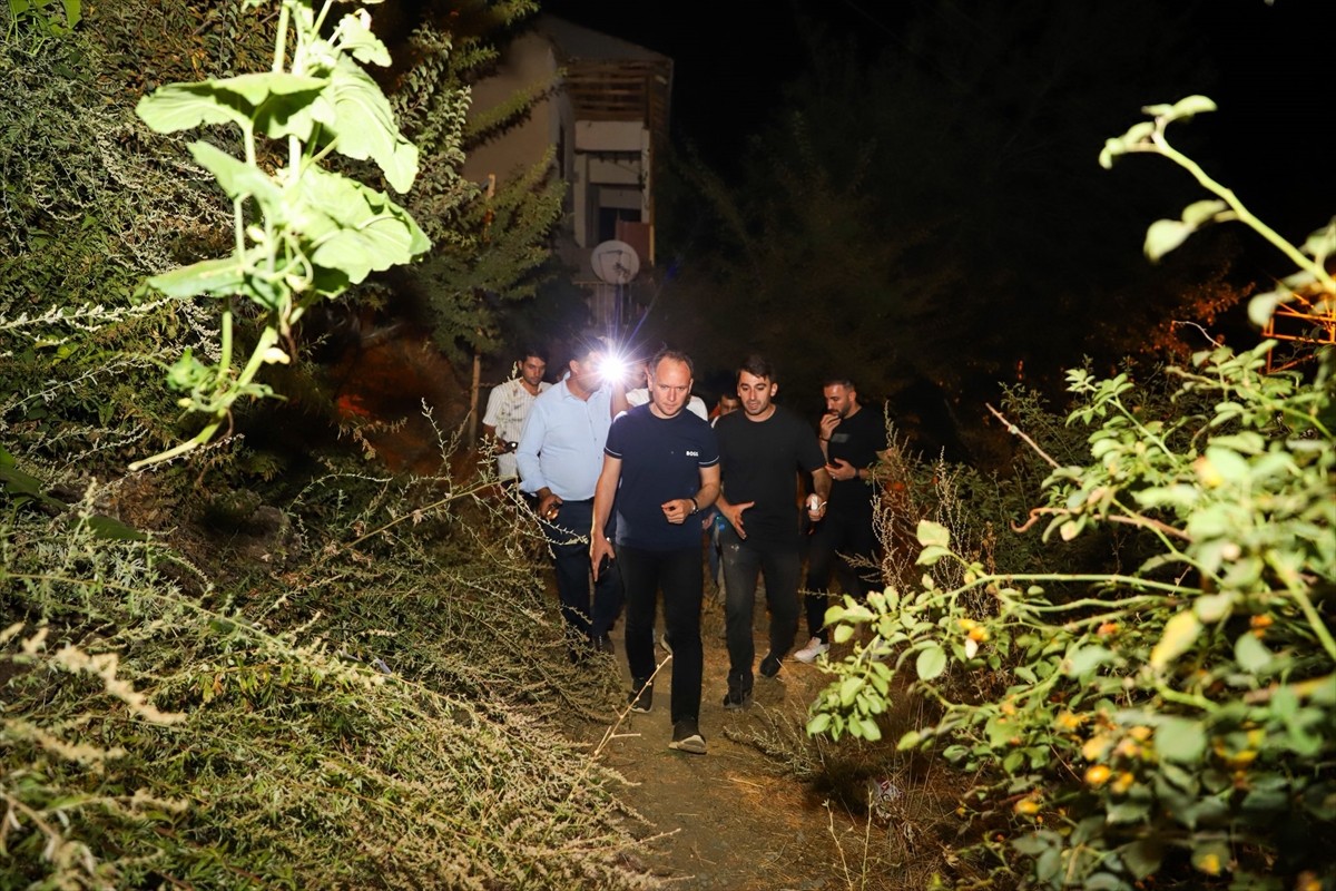 Hakkari'nin Şemdinli ilçesinde ormanlık alanda çıkan yangına müdahale ediliyor. Kaymakam Yunus...