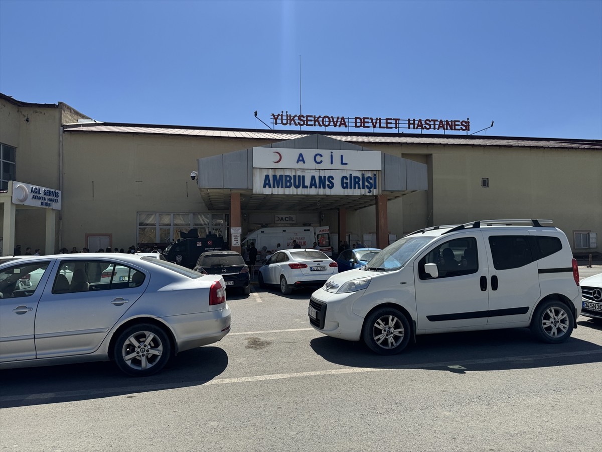 Hakkari'nin Yüksekova ilçesinde iş makinesinin bakımını yaparken kamyonun çarpması sonucu iki araç...