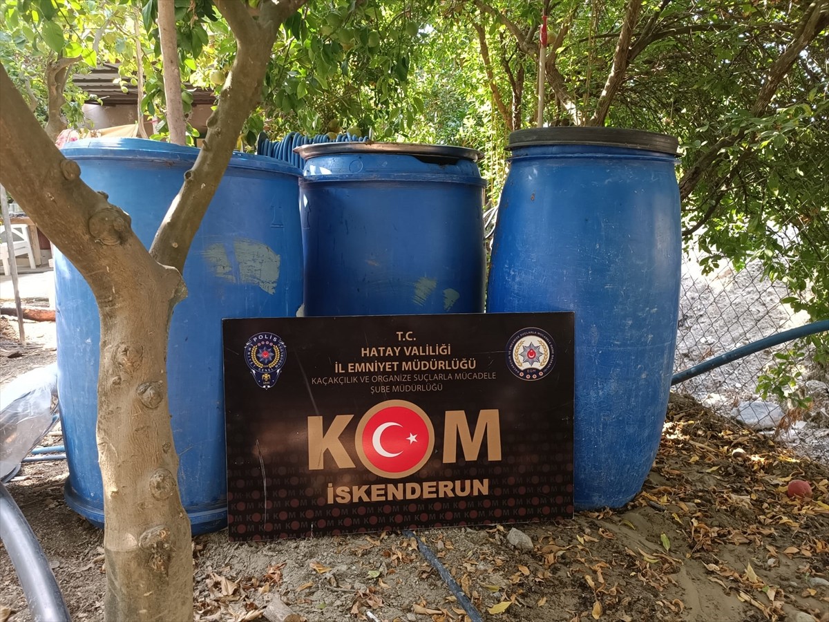 Hatay'da 1510 litre sahte içki ve 700 paket gümrük kaçağı sigara ele geçirilen operasyonlarda, 4...