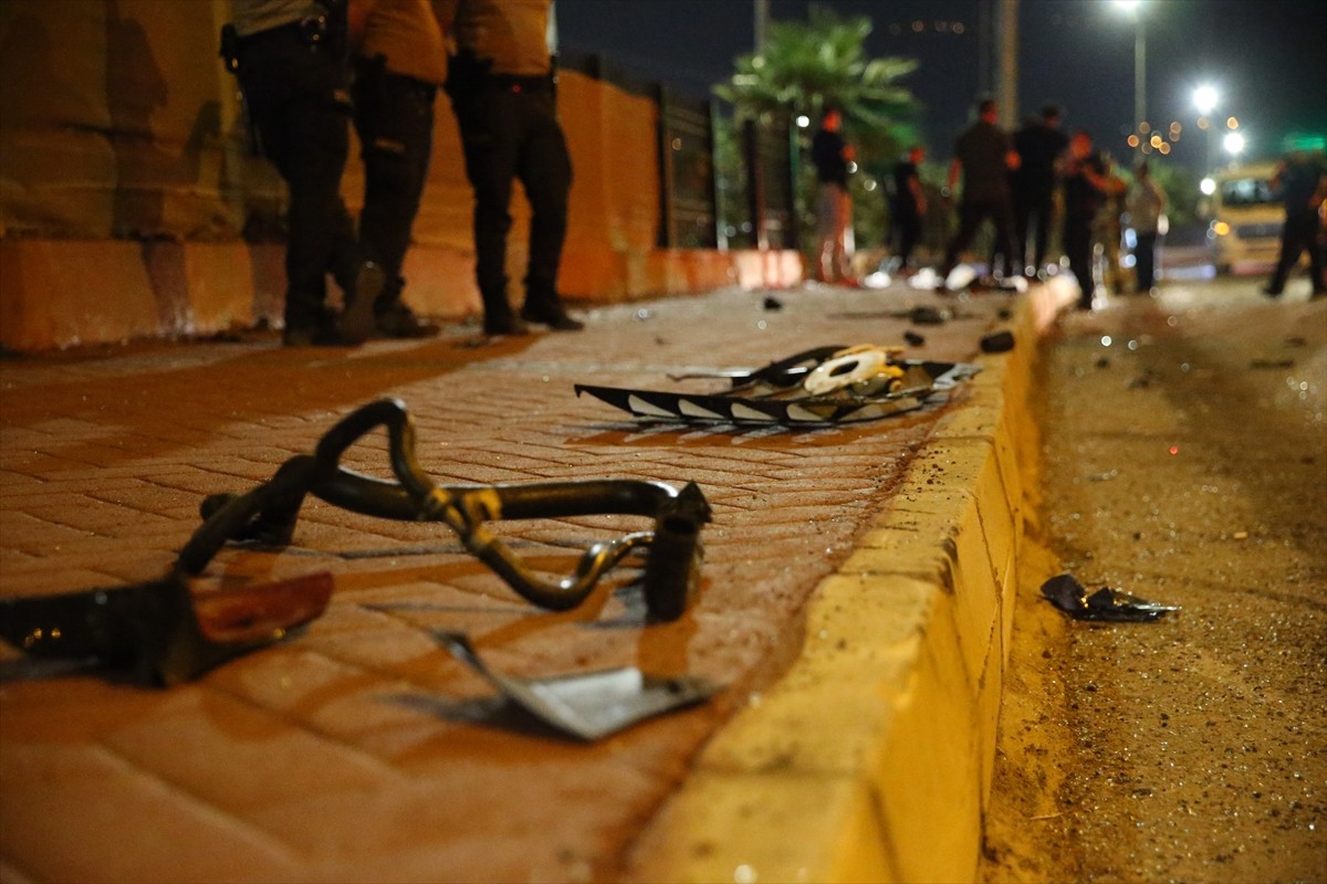 Hatay'ın İskenderun ilçesinde kontrolden çıkan otomobilin kaldırımda yürüyenlere çarparak...