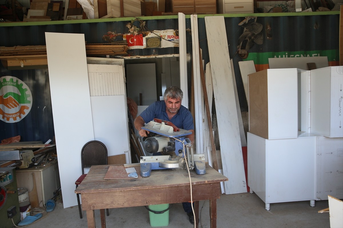 Hatay'ın İskenderun ilçesinde mobilya ustası Mehmet Mithat Öğütçü, "depremzede esnafa yeni iş yeri...