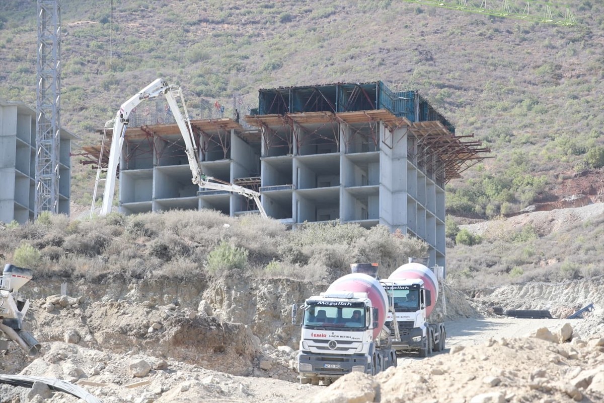 Hatay'ın merkez Antakya ilçesinde, 6 Şubat 2023'teki depremlerin ardından yapımına başlanan 364...