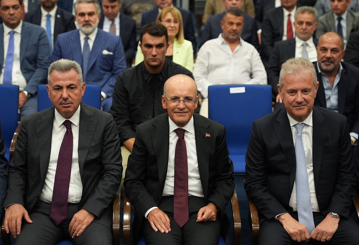 Hazine ve Maliye Bakanı Mehmet Şimşek (ortada), "Türkiye Yüzyılı Buluşmaları 2025 İzmir" programı...