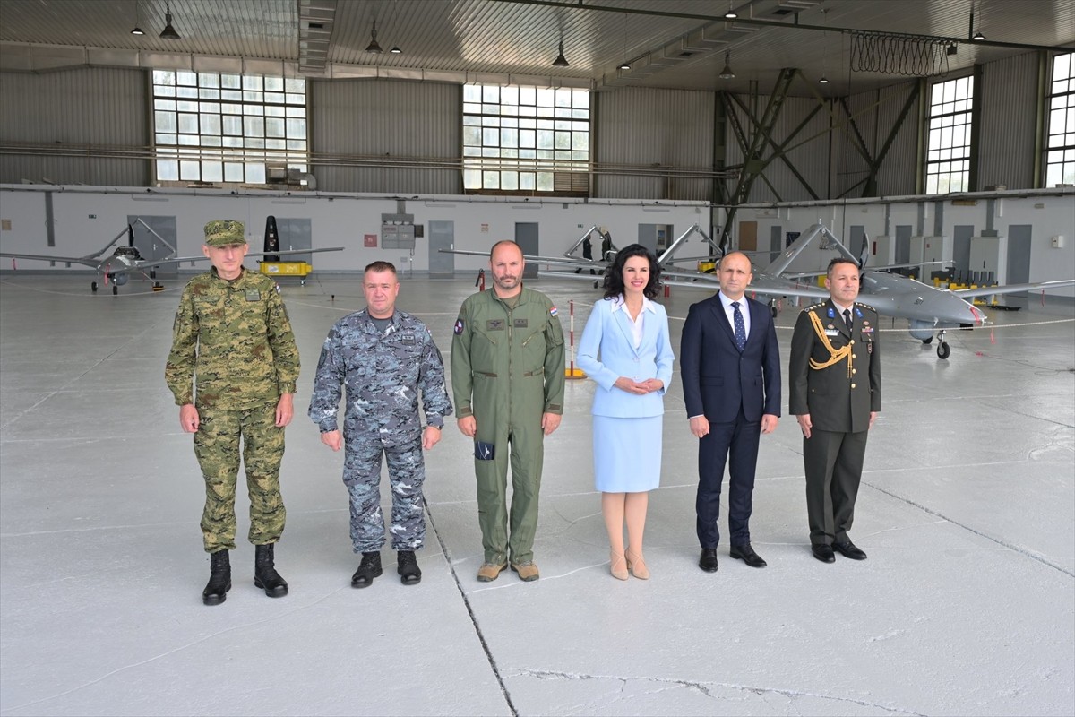 Hırvatistan Savunma Bakanı Ivan Anusic (sağ 2), Hırvatistan Genelkurmay Başkanı Orgeneral Tihomir...