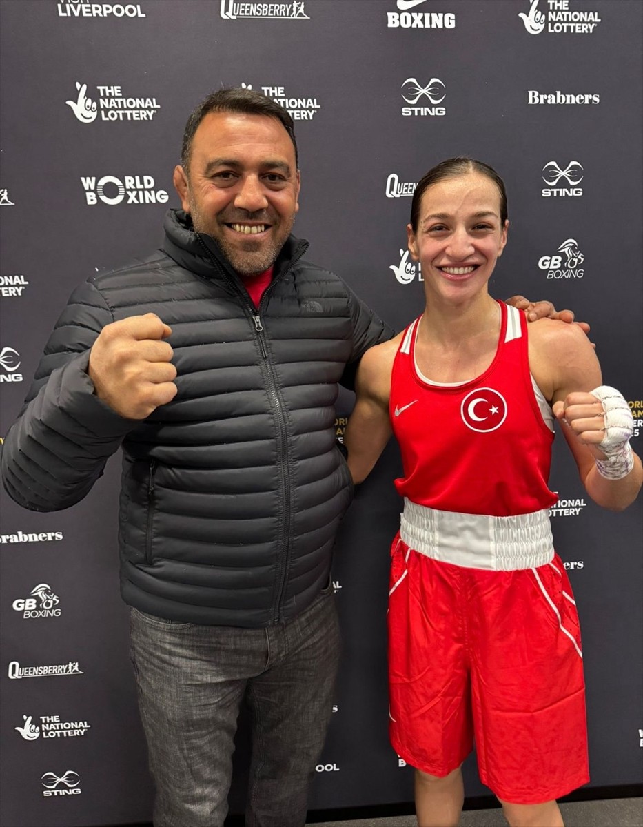 İngiltere'de devam eden Dünya Boks Şampiyonası'nda kadınlar 51 kiloda Buse Naz Çakıroğlu (sağda)...