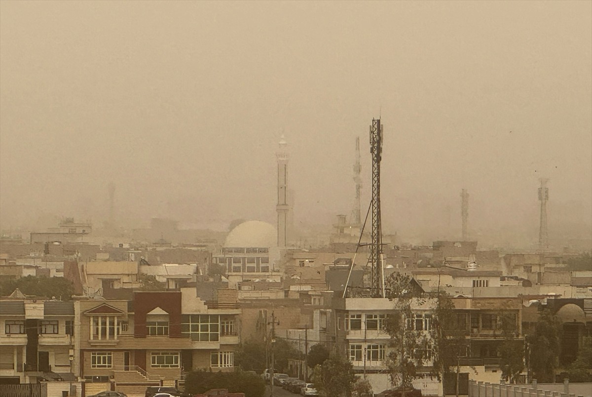 Irak’ın kuzeyinde yer alan Erbil kentinde kum fırtınası nedeniyle oluşan hava kirliliği hayatı...